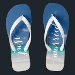 Calligrafy Beach nur verheiratet Hochzeit Flip Flo Badesandalen<br><div class="desc">Kalligrafischer Strand Just Married Hochzeitsfeier Flip Flops mit breiten Gurten</div>