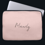 Calligraphie Elegante Rose Gold Schlichter Name Laptopschutzhülle<br><div class="desc">Suchen Sie eine schöne Kalligrafie mit einer ästhetischen Handschrift? Dieses einfache,  auffällige Design ist für Sie. Dieses Produkt beeindruckt sofort diejenigen,  die es sehen. Das feine und geschmackvolle Design spiegelt sofort die Qualität Ihrer Beziehung und Familie wider.</div>