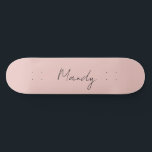 Calligraphie Elegante Rose Gold Schlichter Name Skateboard<br><div class="desc">Suchen Sie eine schöne Kalligrafie mit einer ästhetischen Handschrift? Dieses einfache,  auffällige Design ist für Sie. Dieses Produkt beeindruckt sofort diejenigen,  die es sehen. Das feine und geschmackvolle Design spiegelt sofort die Qualität Ihrer Beziehung und Familie wider.</div>