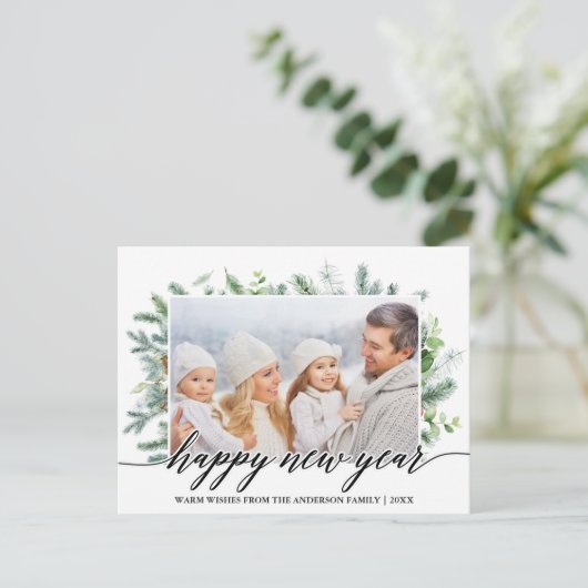 Calligraphie Frohes neues Jahr Pine Greenery Foto Postkarte (Stehend Vorderseite)