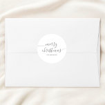 Calligraphie Minimalistisch Merry Christmas White Runder Aufkleber<br><div class="desc">Mit unserem Personalisierten Round Sticker, wo festliche Eleganz auf eine persönliche Touch trifft. Eingebettet mit dem gefühlvollen Satz "Frohe Weihnachten" in einem zeitgenössischen Drehbuch, verleiht dieser Aufkleber sofort jede Oberfläche mit der Freude der Saison. Aber was es wirklich auszeichnet, ist der Platz unter dem festlichen Gruß, der für Ihren Namen...</div>