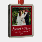 Calligraphie Script Red Verheiratet und Merry Ornament Aus Metall (Rechts)