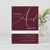 Calligraphy Big Bold "And" Burgundy Wedding Einladung (Stehend Vorderseite)