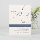 Calligraphy Big Bold "And" Navy Wedding Einladung (Stehend Vorderseite)