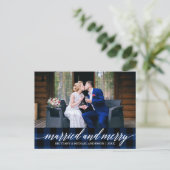 Calligraphy Blue Kariert Verheiratet und Merry Wed Postkarte (Stehend Vorderseite)