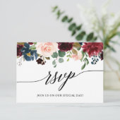 Calligraphy Burgundy Blue Floral Wedding RSVP Karte (Stehend Vorderseite)