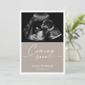 Calligraphy Chic Taupe Coming Soon Pregnancy Card Einladung (Stehend Vorderseite)