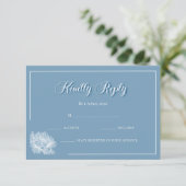 Calligraphy Dusty Blue White Floral Wedding  RSVP Karte (Stehend Vorderseite)