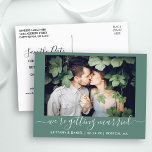 Calligraphy Getried Save the Date Green Postkarte<br><div class="desc">Modernes trendy Kalligrafie Script Couple Foto Wir werden verheiratet Save the Date Verlobung Ankündigung Postcard - Eukalyptus Green</div>