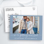 Calligraphy Getting Heiried Blue Save the Date Postkarte<br><div class="desc">Moderne moderne Kalligrafie Script Couple Foto Wir werden verheiratet Save the Date Verlobung Ankündigung Postcard - Dusty Blue</div>