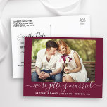 Calligraphy Getting Heiried Save the Date Burgundy Postkarte<br><div class="desc">Moderne moderne Kalligrafie Script Couple Foto Wir werden heiraten Save the Date Verlobung Ankündigung Postcard - Burgund</div>