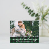 Calligraphy Green Kariert Verheiratet und Merry We Postkarte (Stehend Vorderseite)