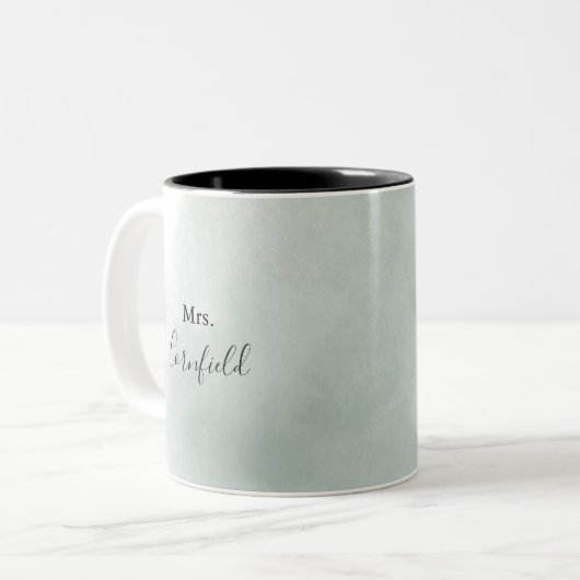 Calligraphy Green und White Mrs. Newlywed Bride Zweifarbige Tasse (Vorderseite Links)