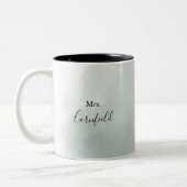 Calligraphy Green und White Mrs. Newlywed Bride Zweifarbige Tasse (Links)