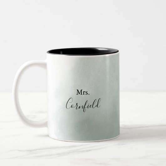 Calligraphy Green und White Mrs. Newlywed Bride Zweifarbige Tasse (Links)