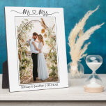 Calligraphy Heart Mr. and Mrs. Wedding Foto Fotoplatte<br><div class="desc">Moderne Minimalistische Einfache Kalligrafie-Schrift Mr. und Mrs. Heart Wedding Bride and Groom Foto Plaque</div>