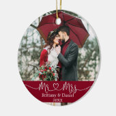 Calligraphy Heart Mr. und Mrs. Wedding Burgundy Keramik Ornament (Links)