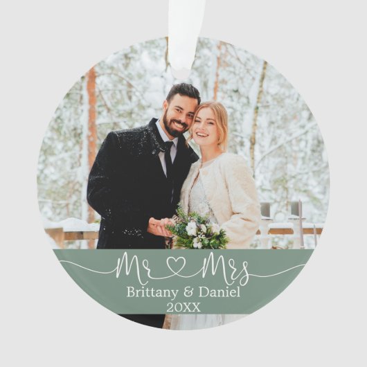 Calligraphy Heart Mr. und Mrs. Wedding Sage Green Ornament (Vorderseite)