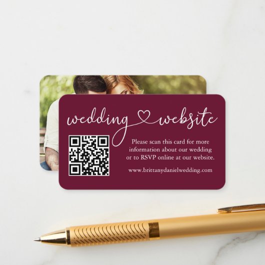 Calligraphy Heart Wedding Web QR Foto Burgundy Begleitkarte (Vorderseite/Rückseite Beispiel)