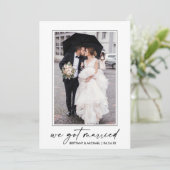 Calligraphy Ink Script Foto Wir Got Verheiratet Ankündigung (Stehend Vorderseite)