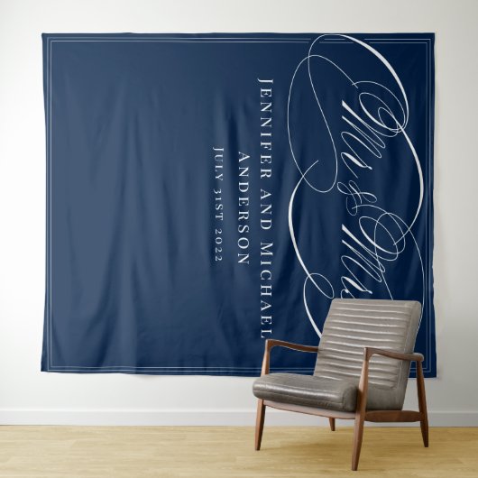 Calligraphy Navy Mr. & Mrs. Wedding Booth Backdrop Wandteppich (Beispiel (Horizontal))