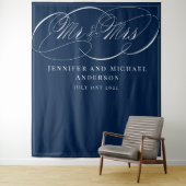 Calligraphy Navy Mr. & Mrs. Wedding Booth Backdrop Wandteppich (Beispiel)