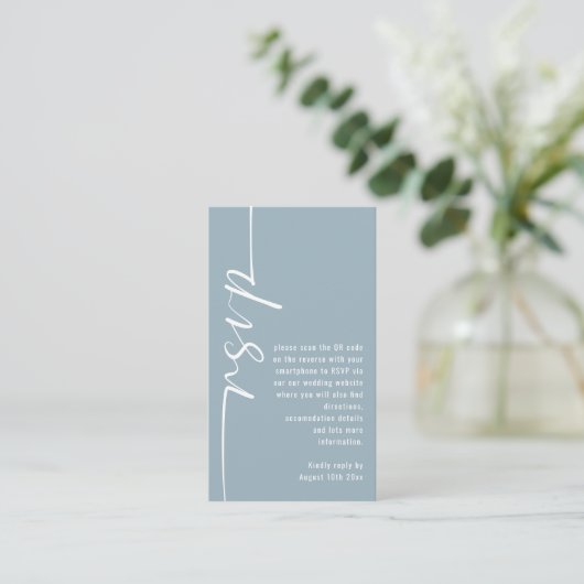 Calligraphy QR Code Dusty Blue Wedding RSVP Begleitkarte (Stehend Vorderseite)