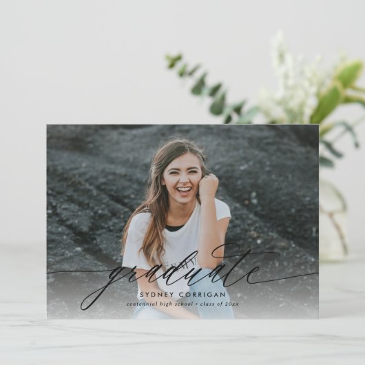 Calligraphy Script Abschluss Foto Einladung (Stehend Vorderseite)