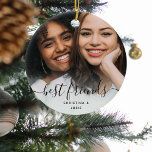 Calligraphy Script Best Friends Custom Foto Keramik Ornament<br><div class="desc">Lass deinen Bestien,  wie viel sie dir mit diesem niedlichen besten Freundschaftsdekor bedeutet. Mit einem weißen Überlagerungsstück ganz unten,  einem Foto,  das Ihnen am liebsten gefällt,  mit handgeschriebenen Kalligrafien-Skript-Schriftart und Ihren Namen mit einem niedlichen schwarzen Herz in der Mitte (bitte verlass das Herz dort,  wenn du deine Namen änderst.</div>