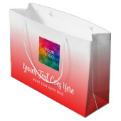 Calligraphy Script Custom Logo Here Red Template Große Geschenktüte (Rückseite Schrägansicht)