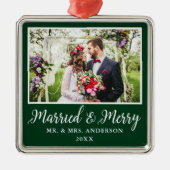 Calligraphy Script Green Verheiratet und Merry Ornament Aus Metall (Vorne)