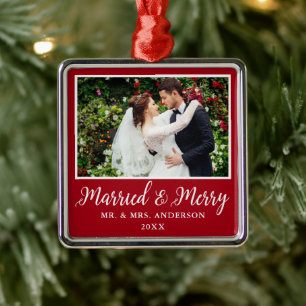 Calligraphy Script Red Verheiratet und Merry Ornament Aus Metall