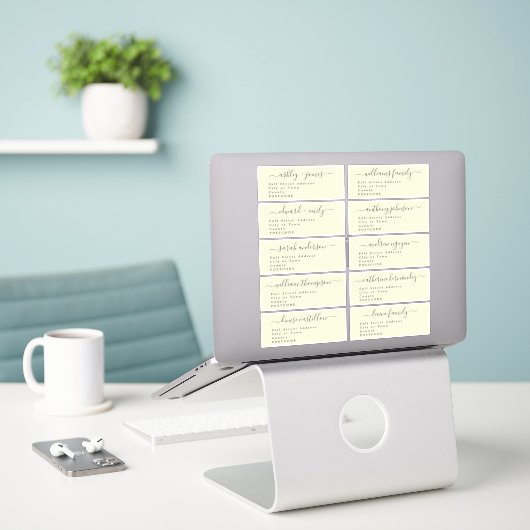 Calligraphy Wedding Guest Address Labels UK Layout (Laptop auf Schreibtisch)