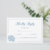 Calligraphy White Dusty Blue Floral Wedding RSVP Karte (Stehend Vorderseite)