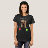 Calling Meme Crazy Dog Staring Front Camera - Hund T-Shirt (Vorne ganz)