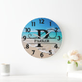 Calm Beach Front P Monogram Große Wanduhr (Zuhause)