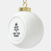 CALM behalten UND DAS KNIFE VERWENDEN Keramik Kugel-Ornament (Rechts)