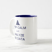 Calm behalten und die Datenstatistiken analysiert Zweifarbige Tasse (Vorderseite Links)
