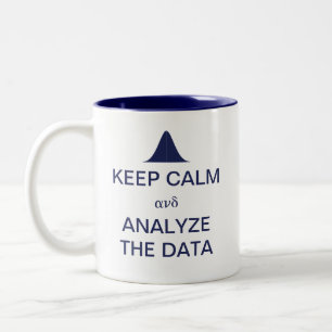Calm behalten und die Datenstatistiken analysiert Zweifarbige Tasse