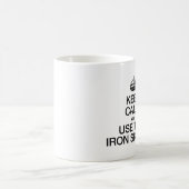 CALM behalten UND DIE EISENSKILLETTE VERWENDEN Kaffeetasse (Mittel)