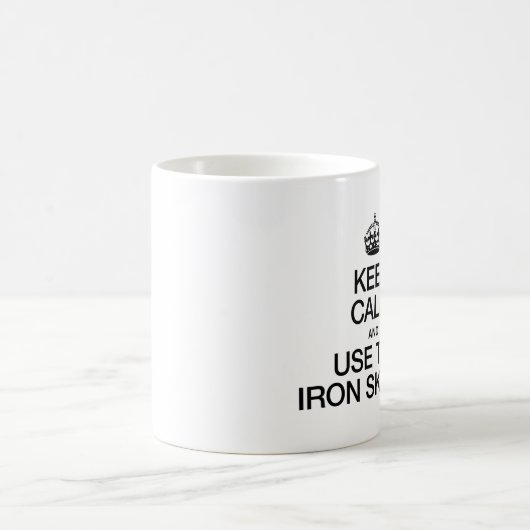 CALM behalten UND DIE EISENSKILLETTE VERWENDEN Kaffeetasse (Mittel)