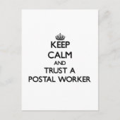 Calm behalten und einem Postarbeiter vertrauen Postkarte (Vorderseite)