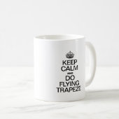 CALM behalten UND FLIEGENDE TRAPEZE AUSFÜHREN Kaffeetasse (VorderseiteRechts)