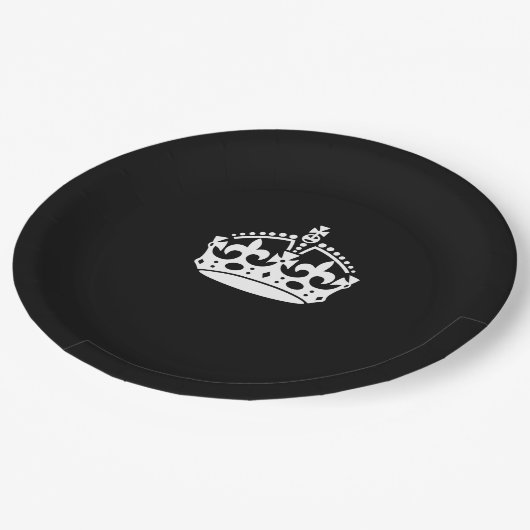 Calm Crown auf Black behalten Pappteller (Schrägansicht)