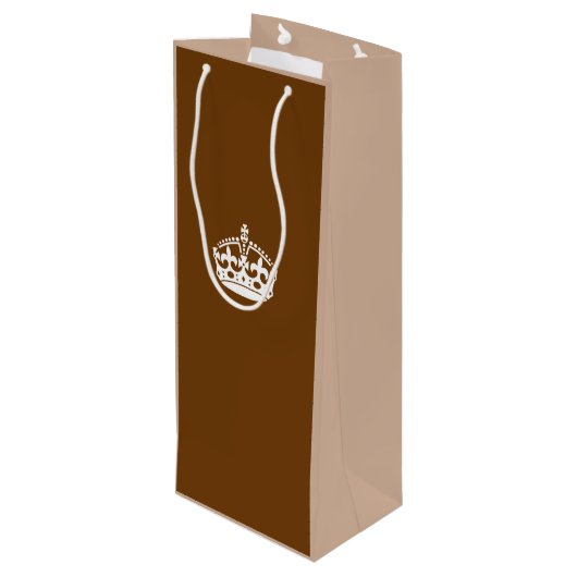 Calm Crown auf Schokoladenbraun behalten Geschenktüte Für Weinflaschen (Rückseite Schrägansicht)