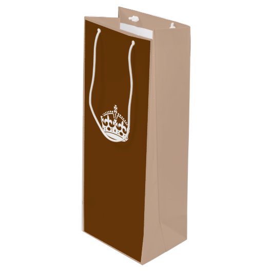 Calm Crown auf Schokoladenbraun behalten Geschenktüte Für Weinflaschen (Vorderseite Schrägansicht)