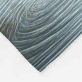 Calm Indianerin mit Wolf am Fluss Fleecedecke (Ecke)