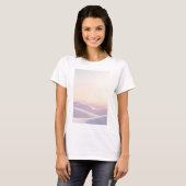Calm light background with sand dunes T-Shirt (Vorne ganz)