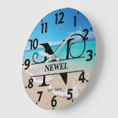 Calm Ocean Beach N Monogram Große Wanduhr (Winkel)