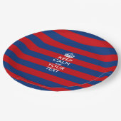 CALM UND Ihr Text auf roten blauen Streifen behalt Pappteller (Schrägansicht)